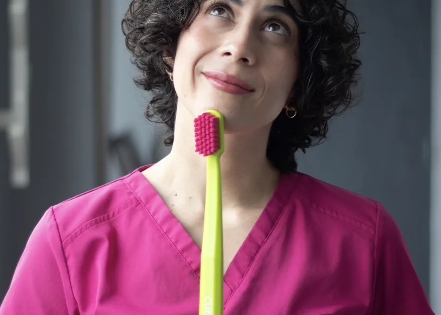 Especialista de Chalet Dental sosteniendo un cepillo dental
