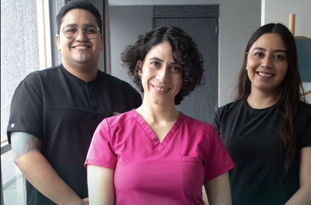 Parte del equipo de Chalet Dental en el consultorio de Roma Norte