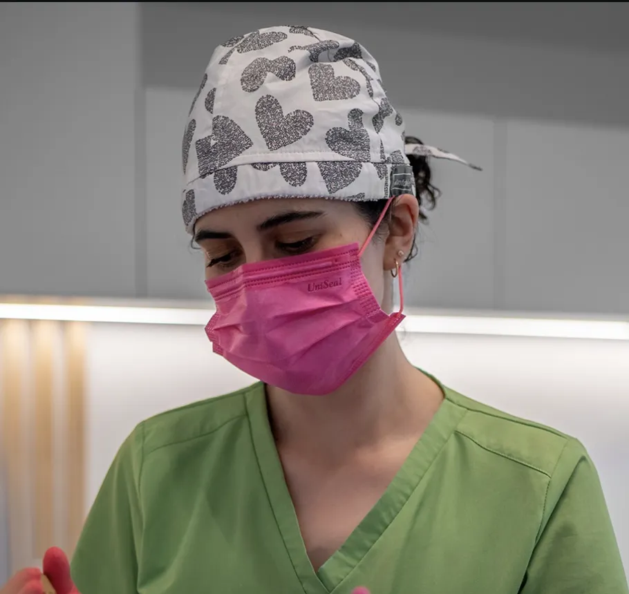 Especialista de Chalet Dental durante la atención clínica