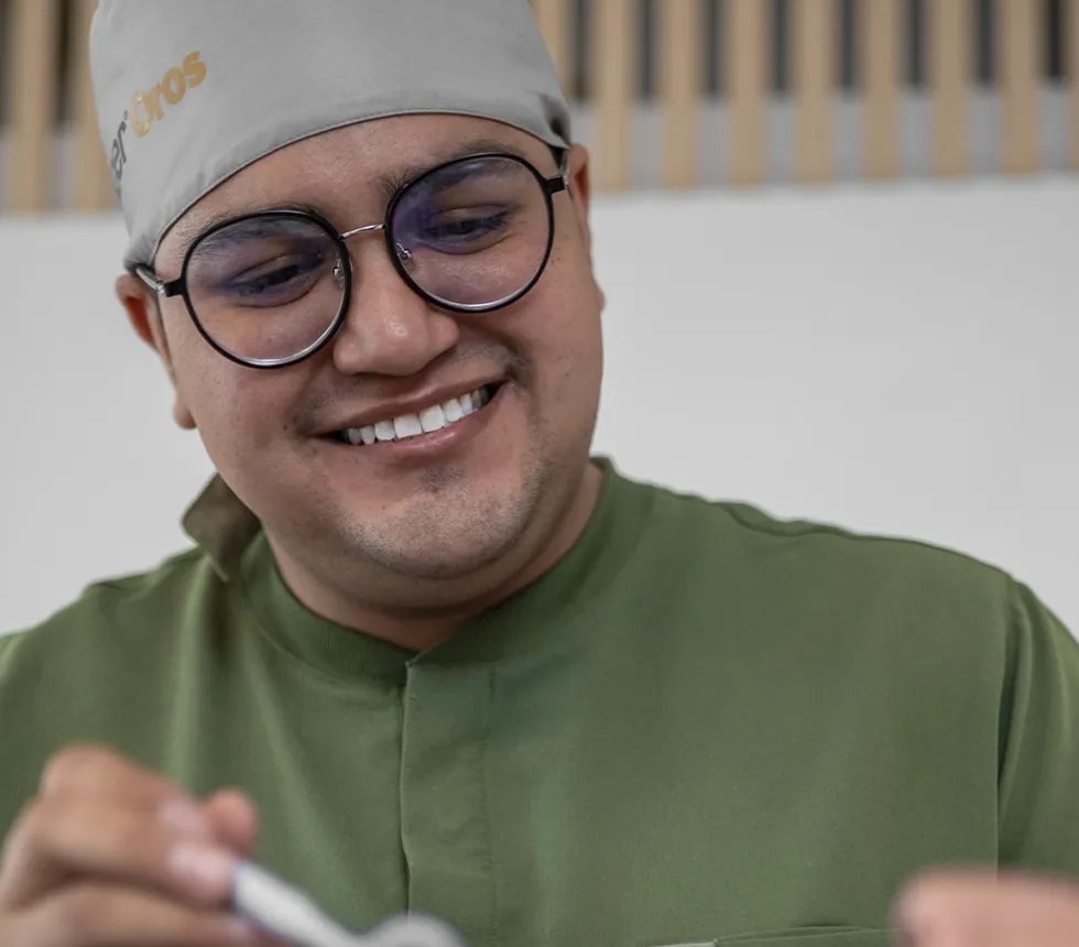 Especialista de Chalet Dental sonriendo durante la atención clínica