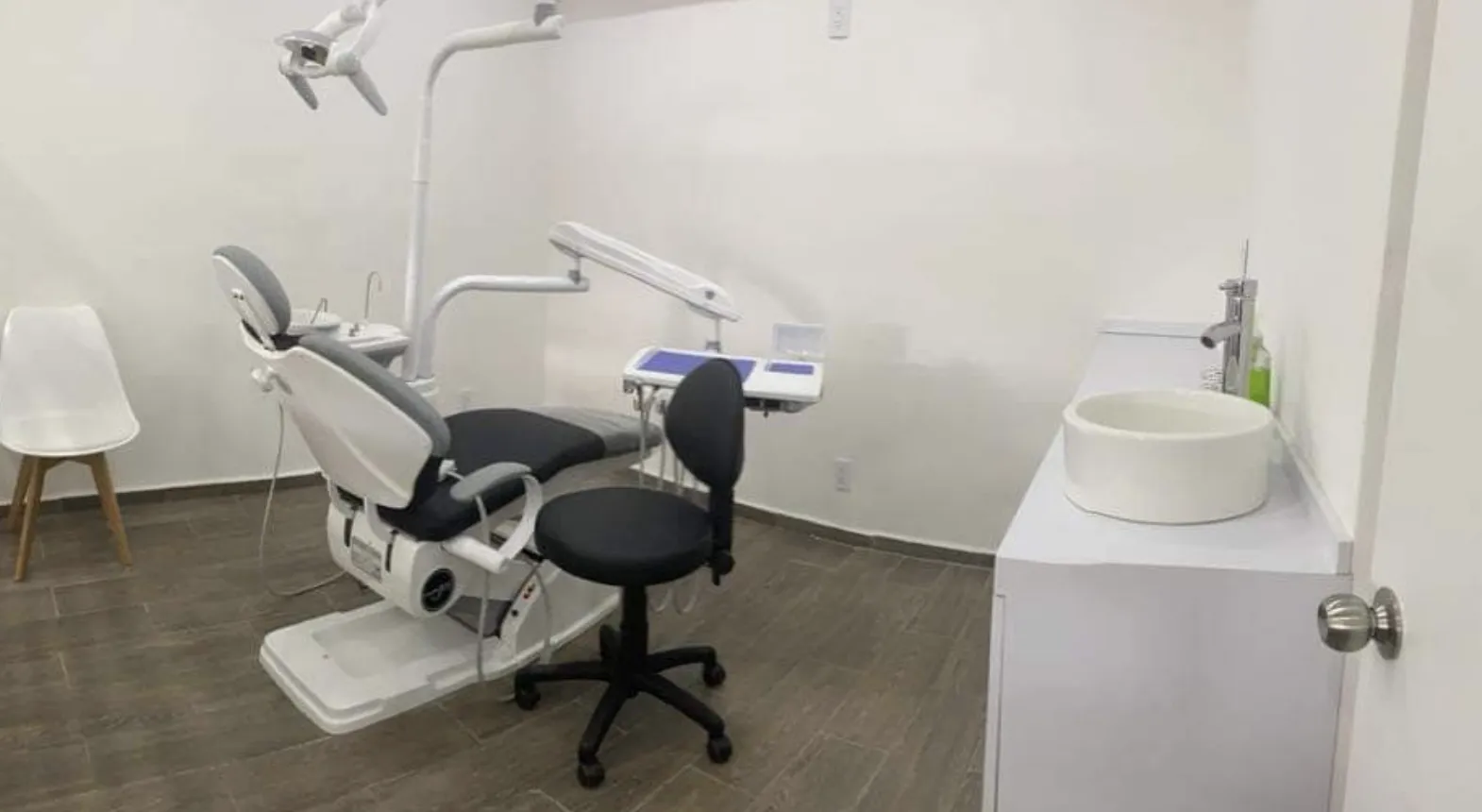 Segundo gabinete dental de Chalet Dental con sillón gris, lavabo y equipo de rayos