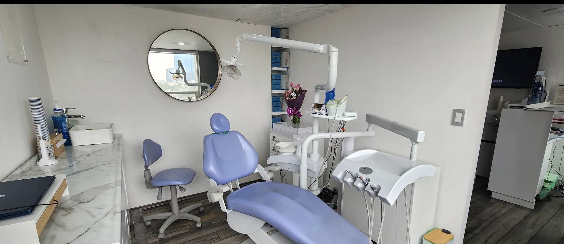Gabinete principal de Chalet Dental con sillón dental y equipo clínico