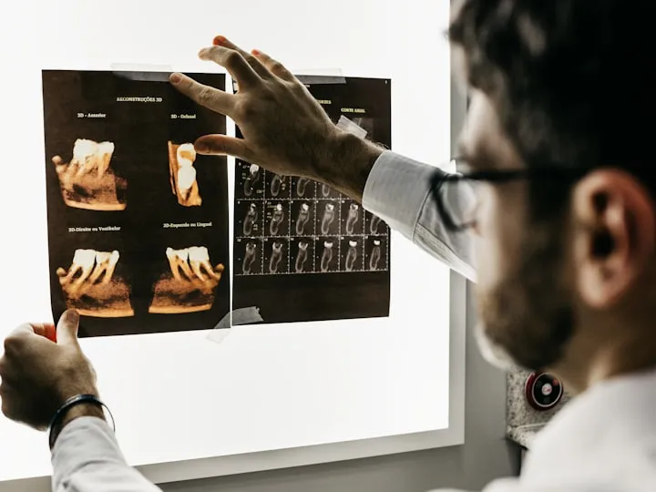Especialista examinando radiografías dentales y maxilofaciales
